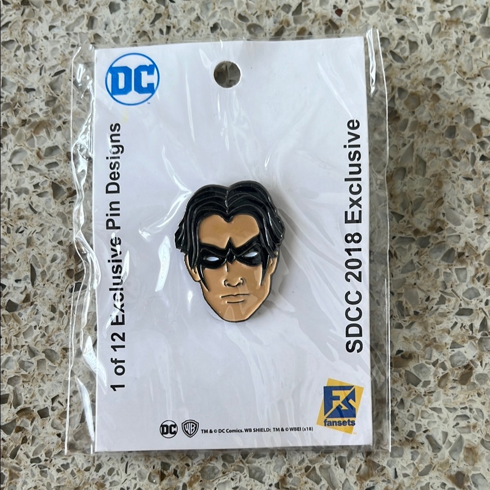 DC Exclusive Nightwing Face Pin - Black and Tan